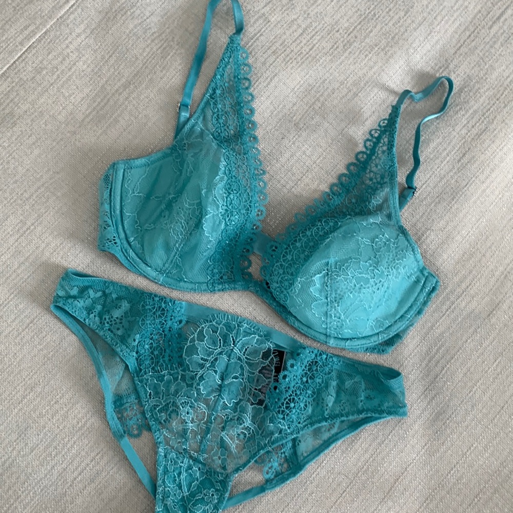 Victoria’s Secret Very Sexy Unlined Plunge Bra with matching Very Sexy cheekini.